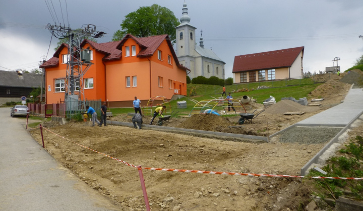 Chodník ku DN - úprava okolia.